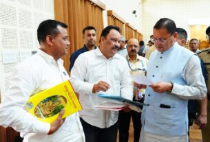 मुख्यमंत्री पुष्कर सिंह धामी ने मुख्य सेवक सदन में  प्रदेशभर से आए नागरिकों की समस्याएं सुनीं।