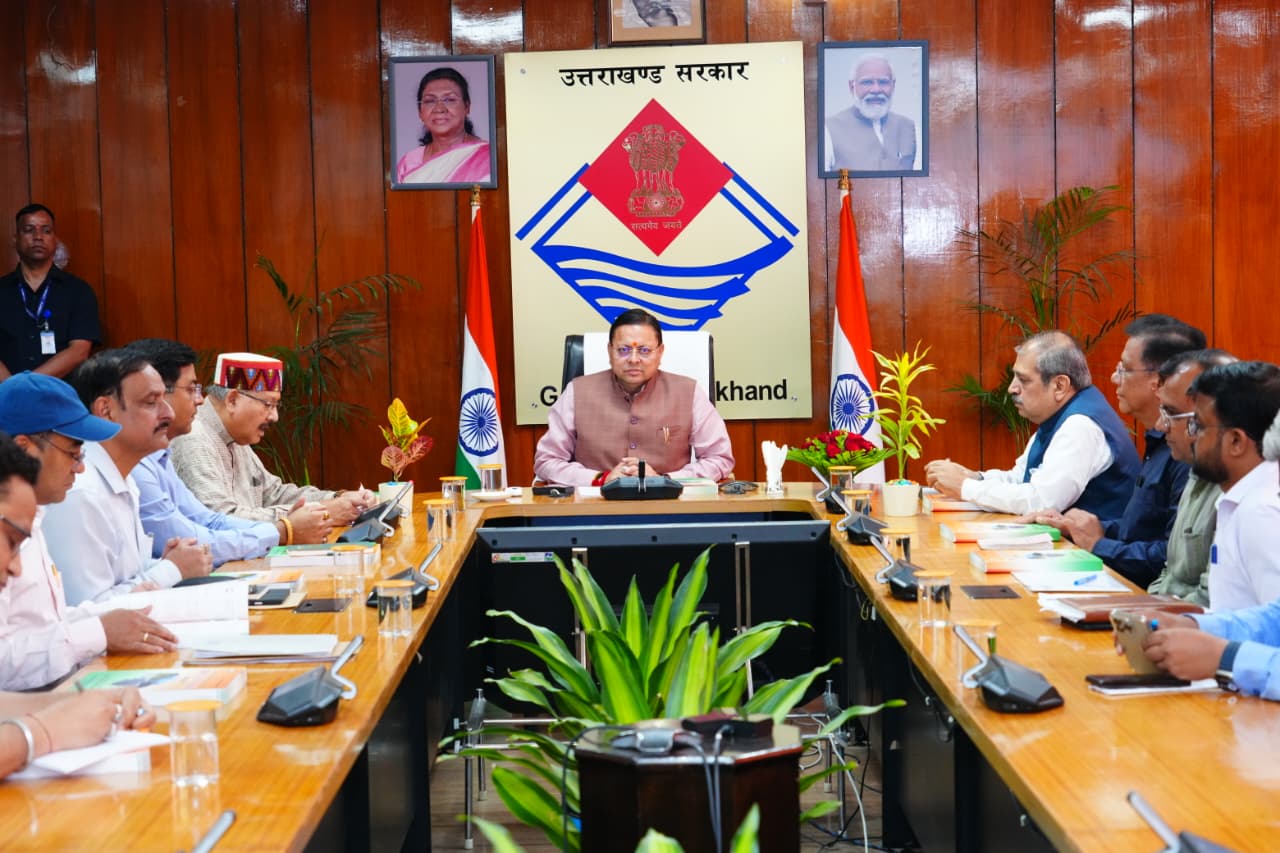 मुख्यमंत्री पुष्कर सिंह धामी ने लोक निर्माण विभाग की मास्टर प्लान पुस्तिका का किया विमोचन