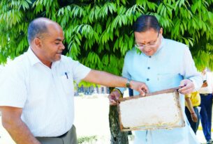 मुख्यमंत्री पुष्कर सिंह धामी ने शहद निकालने की प्रक्रिया का अवलोकन किया।
