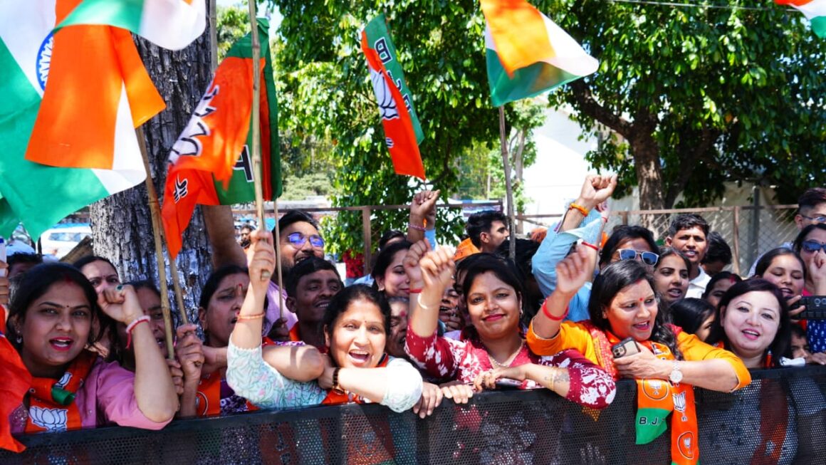 देवभूमि में प्रधानमंत्री का भव्य स्वागत, 12 किमी लंबे रोड शो में बड़ी संख्या में उमड़े लोग, प्रधानमंत्री मोदी ने कहा, देवभूमि से मिलती है ऊर्जा