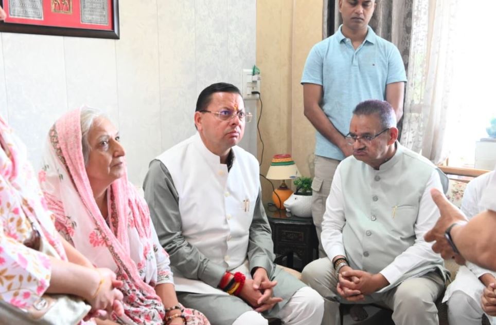 मुख्यमंत्री धामी ने दिवंगत रिटायर्ड ब्रिगेडियर मुकेश जोशी को दी श्रद्धांजलि