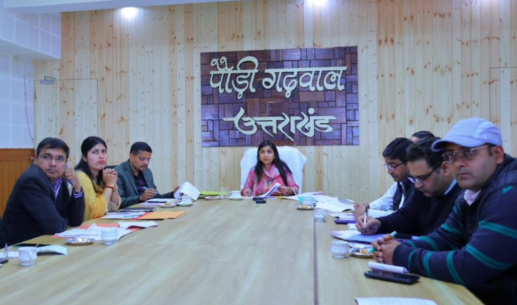 मुख्यमंत्री घोषणाओं से जुड़े कार्यों में किसी भी प्रकार की लापरवाही स्वीकार नहीं की जाएगी- डीएम