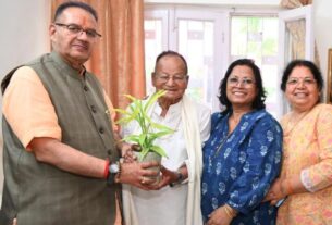 मंत्री गणेश जोशी ने रिटायर्ड हवलदार उदय सिंह थापा को दी 100वें जन्मदिवस की शुभकामनाएं