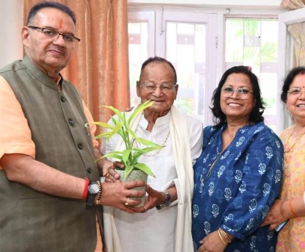 मंत्री गणेश जोशी ने रिटायर्ड हवलदार उदय सिंह थापा को दी 100वें जन्मदिवस की शुभकामनाएं