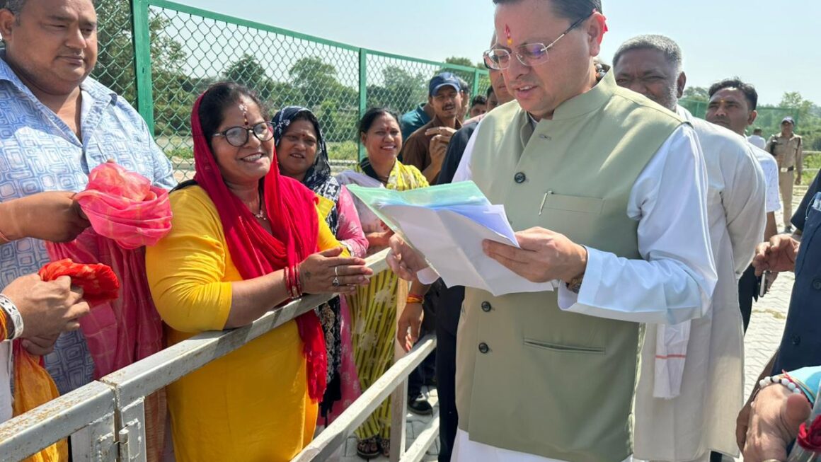 लोहियाहेड हेलीपैड पर सीएम धामी ने जनप्रतिनिधियों से संवाद किया।