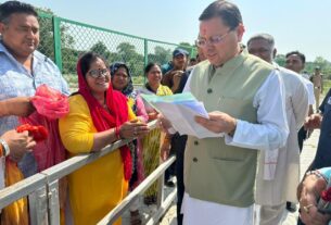 लोहियाहेड हेलीपैड पर सीएम धामी ने जनप्रतिनिधियों से संवाद किया।