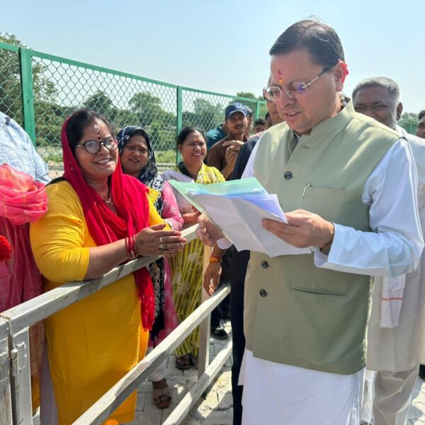 लोहियाहेड हेलीपैड पर सीएम धामी ने जनप्रतिनिधियों से संवाद किया।