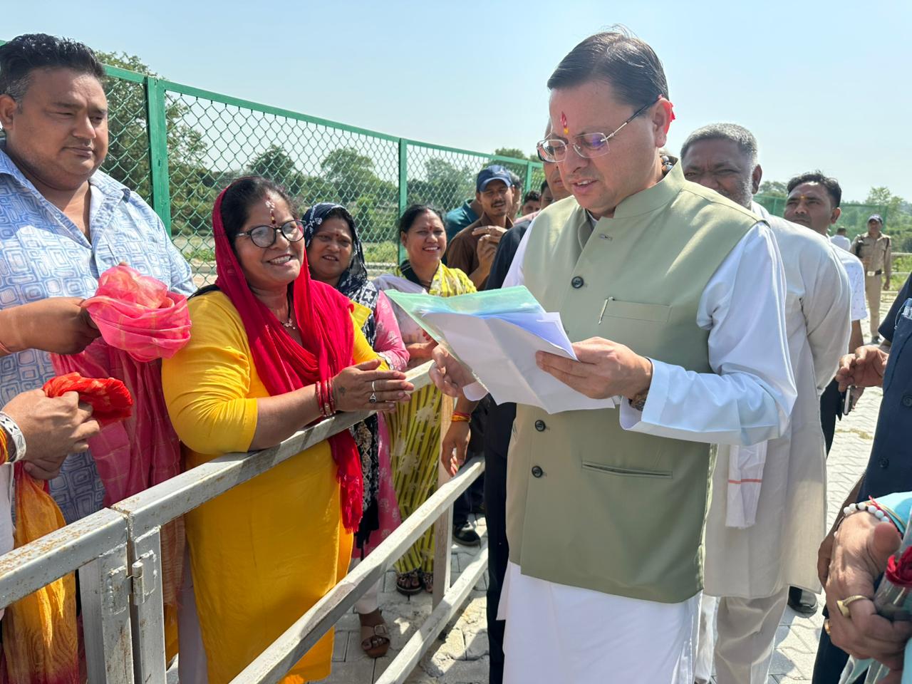 लोहियाहेड हेलीपैड पर सीएम धामी ने जनप्रतिनिधियों से संवाद किया।