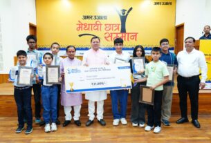 अमर उजाला के मेधावी छात्र सम्मान समारोह में सीएम धामी ने छात्रों का बढ़ाया उत्साह।