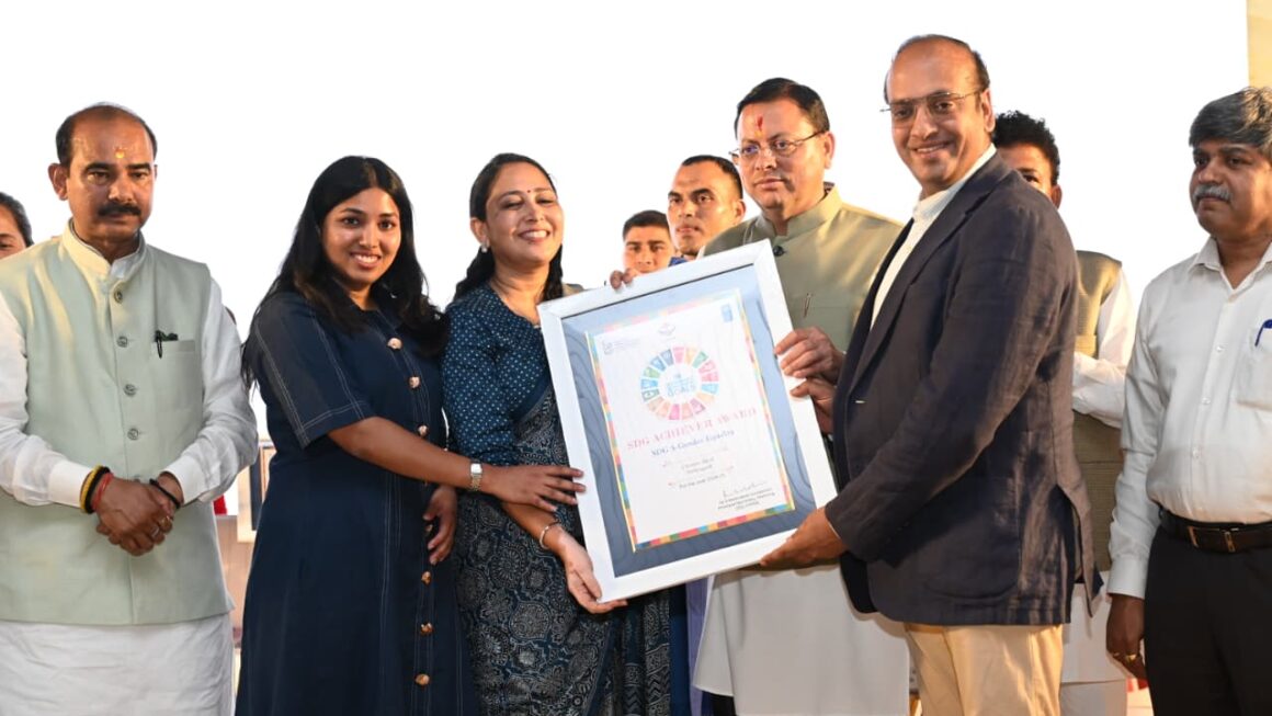 एसडीजी एचीवर्स अवार्ड समारोह में मुख्यमंत्री पुष्कर सिंह धामी शामिल हुए।