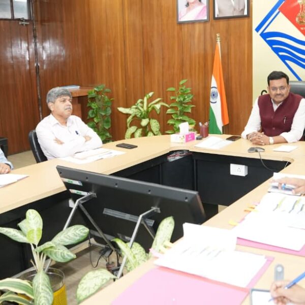 मुख्य सचिव आनन्द बर्द्धन ने देहरादून में विद्युत लाईनों की अंडरग्राउण्ड केबलिंग को लेकर ऊर्जा विभाग एवं जिलाधिकारी देहरादून के साथ महत्वपूर्ण बैठक की।