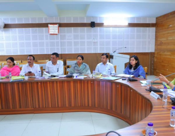 मासिक स्टाफ बैठक में जिलाधिकारी ने राजस्व वसूली से लेकर फार्मर रजिस्ट्री तक दिए कड़े निर्देश