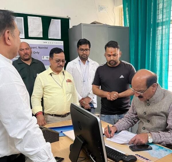 स्वास्थ्य मंत्री सुबोध उनियाल ने किया गरमपानी सामुदायिक स्वास्थ्य केंद्र का औचक निरीक्षण