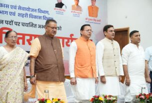 मुख्यमंत्री धामी ने शहरी विकास, कौशल विकास और पशुपालन विभाग के चयनित अभ्यर्थियों को नियुक्ति पत्र सौंपे।