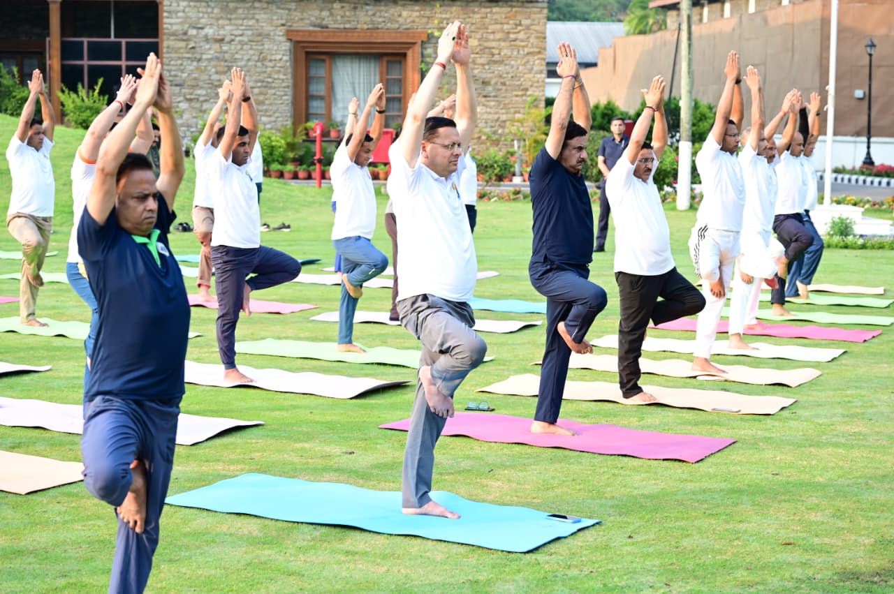 अंतरराष्ट्रीय योग दिवस के उपलक्ष्य में मुख्यमंत्री ने अधिकारियों एवं कर्मचारियों के साथ किया योगाभ्यास।