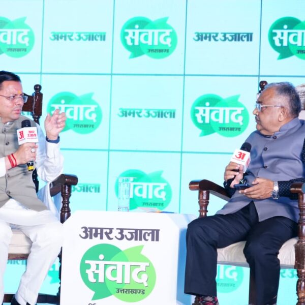 मुख्यमंत्री पुष्कर सिंह धामी ने अभिनेता राकेश बेदी को सम्मानित करते हुए अमर उजाला के विशेषांक का लोकार्पण किया।