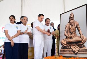 मुख्यमंत्री पुष्कर सिंह धामी ने बनबसा में किया सामूहिक योगाभ्यास, योग को दैनिक जीवन का हिस्सा बनाने का किया आह्वान