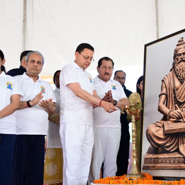 मुख्यमंत्री पुष्कर सिंह धामी ने बनबसा में किया सामूहिक योगाभ्यास, योग को दैनिक जीवन का हिस्सा बनाने का किया आह्वान