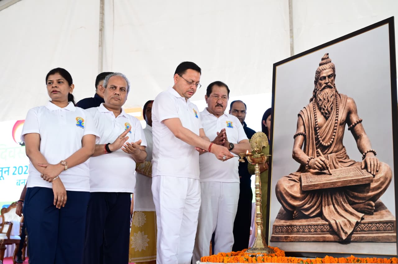 मुख्यमंत्री पुष्कर सिंह धामी ने बनबसा में किया सामूहिक योगाभ्यास, योग को दैनिक जीवन का हिस्सा बनाने का किया आह्वान