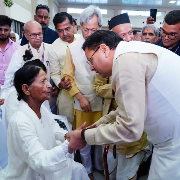 मुख्यमंत्री पुष्कर सिंह धामी ने बी.सी. खण्डूड़ी को श्रद्धासुमन अर्पित किए।
