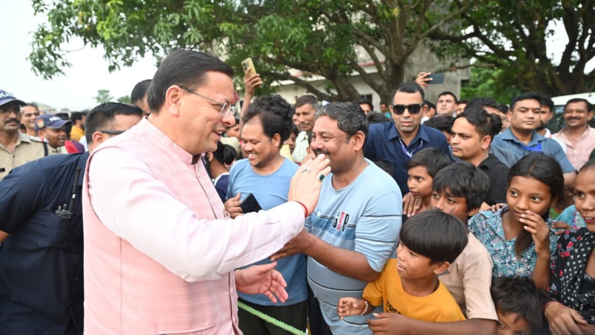 मुख्यमंत्री पुष्कर सिंह धामी को अपने बीच पाकर बच्चे हुए उत्साहित, जमकर खिंचवाईं तस्वीरें