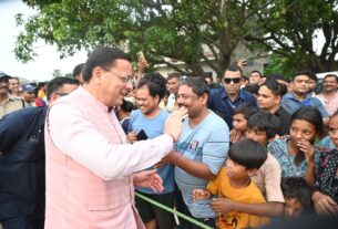 मुख्यमंत्री पुष्कर सिंह धामी को अपने बीच पाकर बच्चे हुए उत्साहित, जमकर खिंचवाईं तस्वीरें