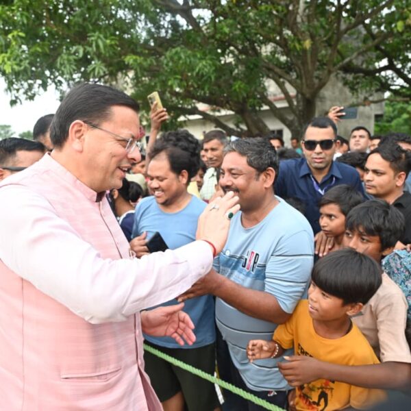 मुख्यमंत्री पुष्कर सिंह धामी को अपने बीच पाकर बच्चे हुए उत्साहित, जमकर खिंचवाईं तस्वीरें
