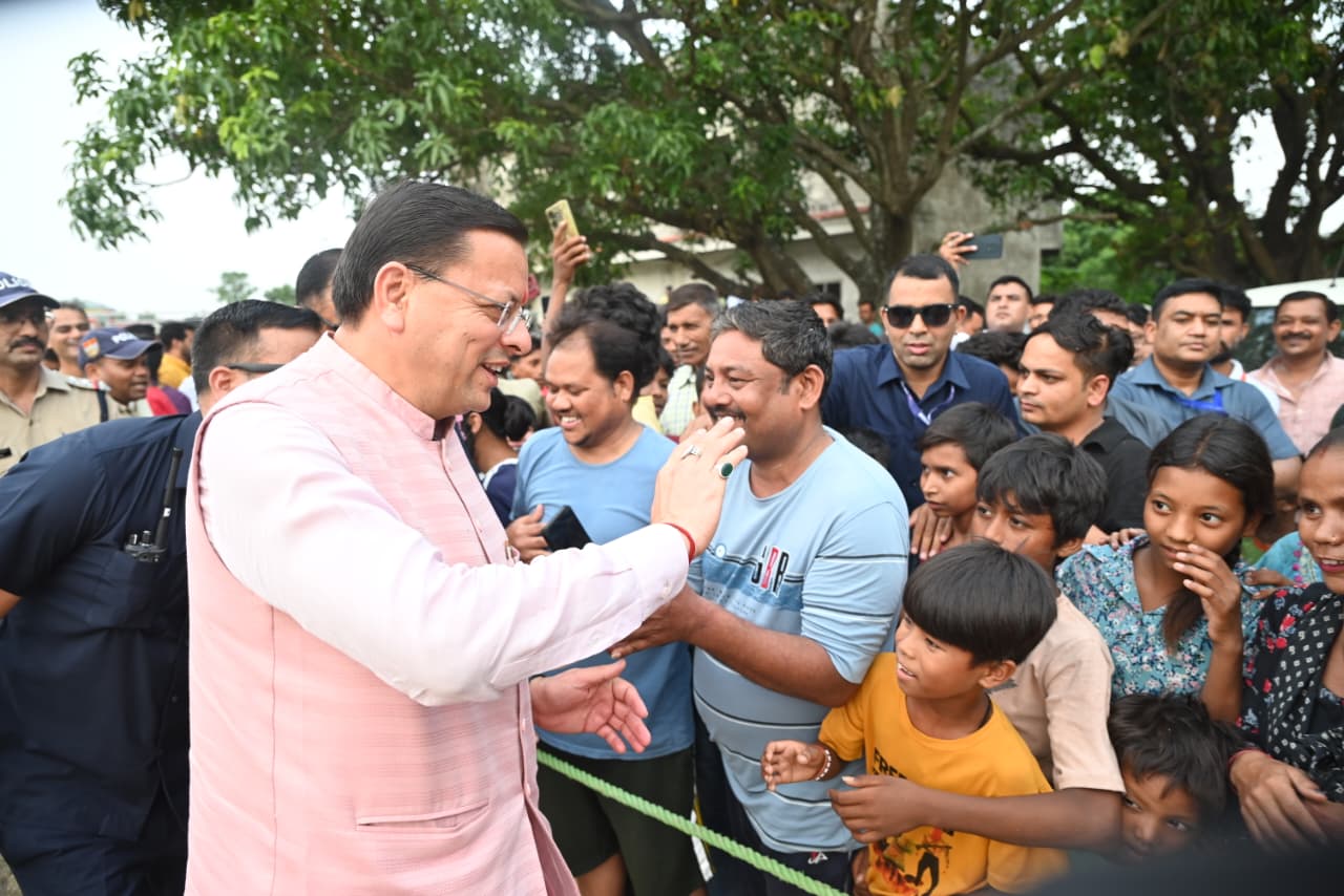 मुख्यमंत्री पुष्कर सिंह धामी को अपने बीच पाकर बच्चे हुए उत्साहित, जमकर खिंचवाईं तस्वीरें