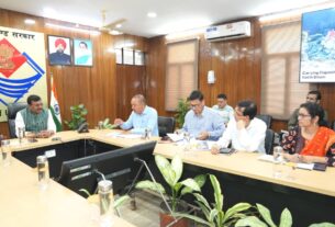 आनन्द बर्द्धन ने संबंधित अधिकारियों के साथ मेले की व्यवस्थाओं की समीक्षा की।