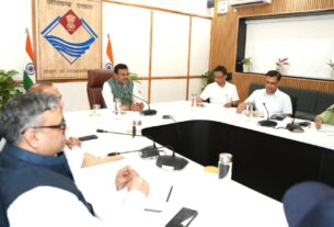 मुख्य सचिव आनन्द बर्द्धन ने जिलाधिकारियों के साथ वीडियोकॉन्फ़्रेंसिंग के माध्यम से विभिन्न बिंदुओं पर चर्चा कर महत्त्वपूर्ण दिशा निर्देश दिए।