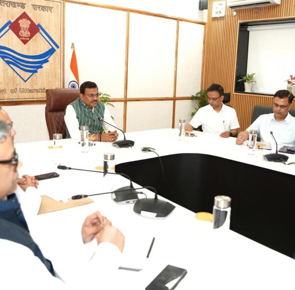 मुख्य सचिव आनन्द बर्द्धन ने जिलाधिकारियों के साथ वीडियोकॉन्फ़्रेंसिंग के माध्यम से विभिन्न बिंदुओं पर चर्चा कर महत्त्वपूर्ण दिशा निर्देश दिए।
