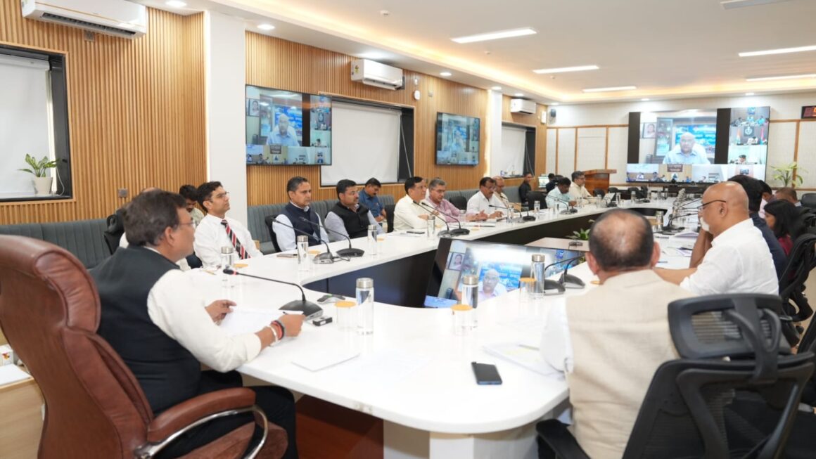 मुख्य सचिव आनन्द बर्द्धन ने जिलाधिकारियों के साथ वीडियो कॉन्फ्रेंसिंग के माध्यम से बैठक ली।