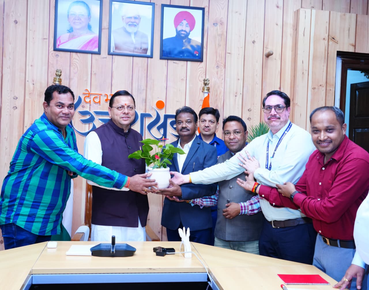 मुख्यमंत्री पुष्कर सिंह धामी से छत्तीसगढ़ से आए पत्रकारों के प्रतिनिधिमंडल ने की शिष्टाचार भेंट