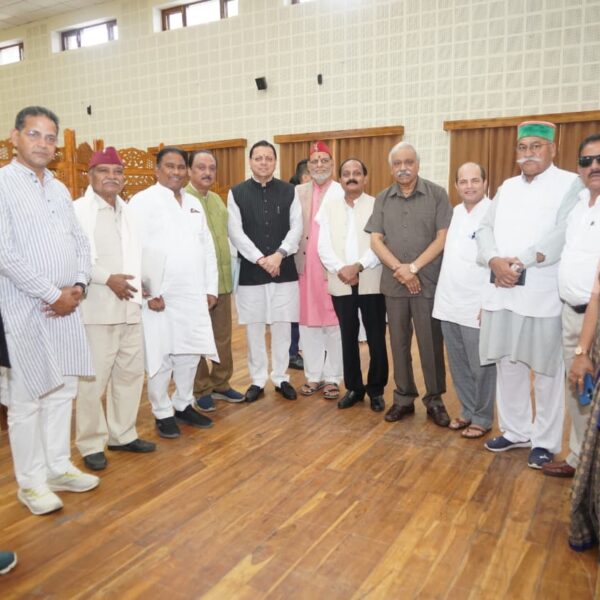 मुख्यमंत्री पुष्कर सिंह धामी से पूर्व विधायकों ने की शिष्टाचार भेंट, सर्वाधिक कार्यकाल के लिए दी बधाई