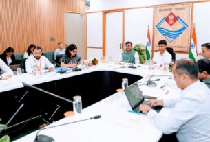 मुख्य सचिव आनन्द बर्द्धन ने उत्तराखण्ड दौरे पर आए नीति आयोग के सदस्य डॉ. एम. श्रीनिवास एवं उनकी टीम का पुष्प गुच्छ देकर किया स्वागत।
