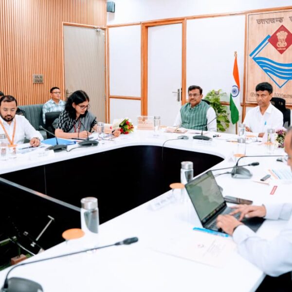मुख्य सचिव आनन्द बर्द्धन ने उत्तराखण्ड दौरे पर आए नीति आयोग के सदस्य डॉ. एम. श्रीनिवास एवं उनकी टीम का पुष्प गुच्छ देकर किया स्वागत।