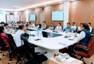 मुख्य सचिव ने की चारधाम हेली सेवाओं की समीक्षा, उत्तराखण्ड में विमानन अवसंरचना के विस्तार एवं सुरक्षा सुदृढ़ीकरण पर विशेष जोर