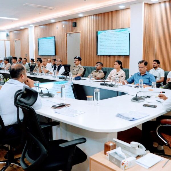 मुख्य सचिव ने की चारधाम हेली सेवाओं की समीक्षा, उत्तराखण्ड में विमानन अवसंरचना के विस्तार एवं सुरक्षा सुदृढ़ीकरण पर विशेष जोर