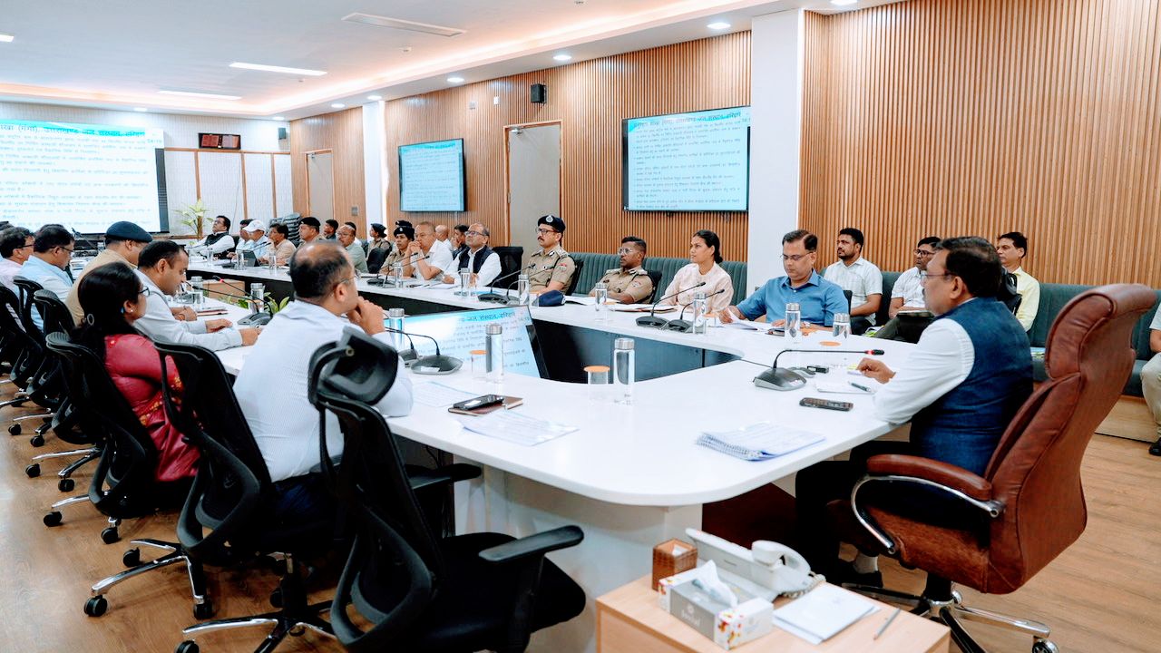 मुख्य सचिव ने की चारधाम हेली सेवाओं की समीक्षा, उत्तराखण्ड में विमानन अवसंरचना के विस्तार एवं सुरक्षा सुदृढ़ीकरण पर विशेष जोर