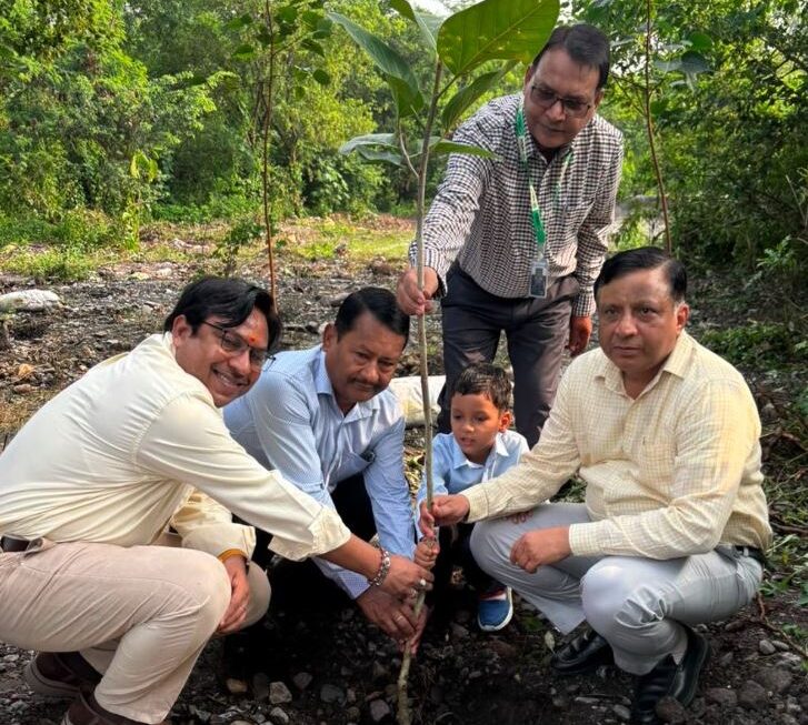 “पेड़ नहीं, आने वाली पीढ़ियों का भविष्य लगा रहे हैं”- बंशीधर तिवारी