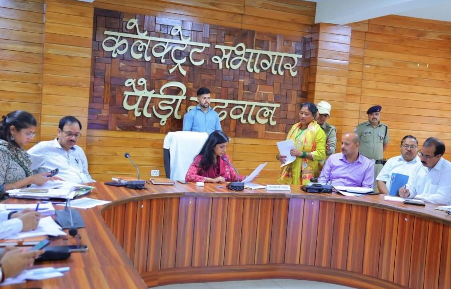 जनता मिलन कार्यक्रम में डीएम ने सुनीं जनशिकायतें, अधिकांश मामलों का मौके पर हुआ समाधान
