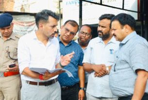 आढ़त बाजार–तहसील चौक सड़क चौड़ीकरण परियोजना का डीएम ने किया निरीक्षण, मुआवजा प्रक्रिया में तेजी के निर्देश