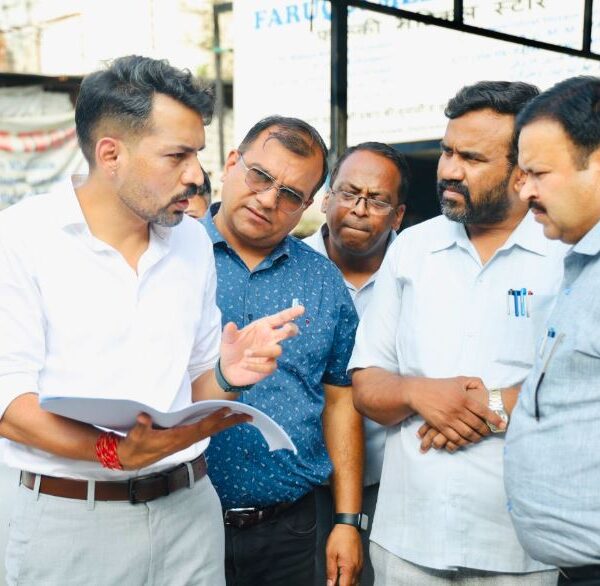 आढ़त बाजार–तहसील चौक सड़क चौड़ीकरण परियोजना का डीएम ने किया निरीक्षण, मुआवजा प्रक्रिया में तेजी के निर्देश