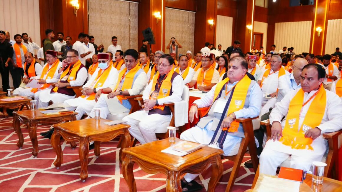 CM धामी ने देहरादून में सुना ‘मन की बात’ का 137वां संस्करण, बोले- राष्ट्र निर्माण में सक्रिय भागीदारी के लिए प्रेरित करता है कार्यक्रम