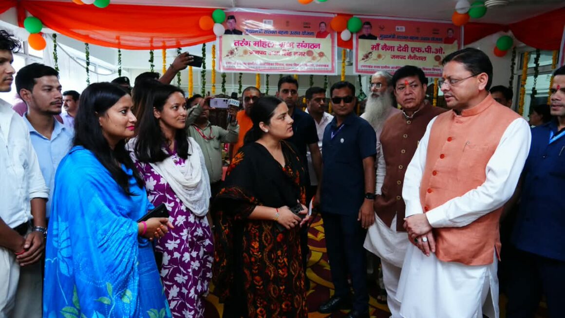 मुख्यमंत्री ने सशक्त बहना उत्सव के अंतर्गत स्वयं सहायता समूहों के स्टालों से खरीदे स्थानीय उत्पाद