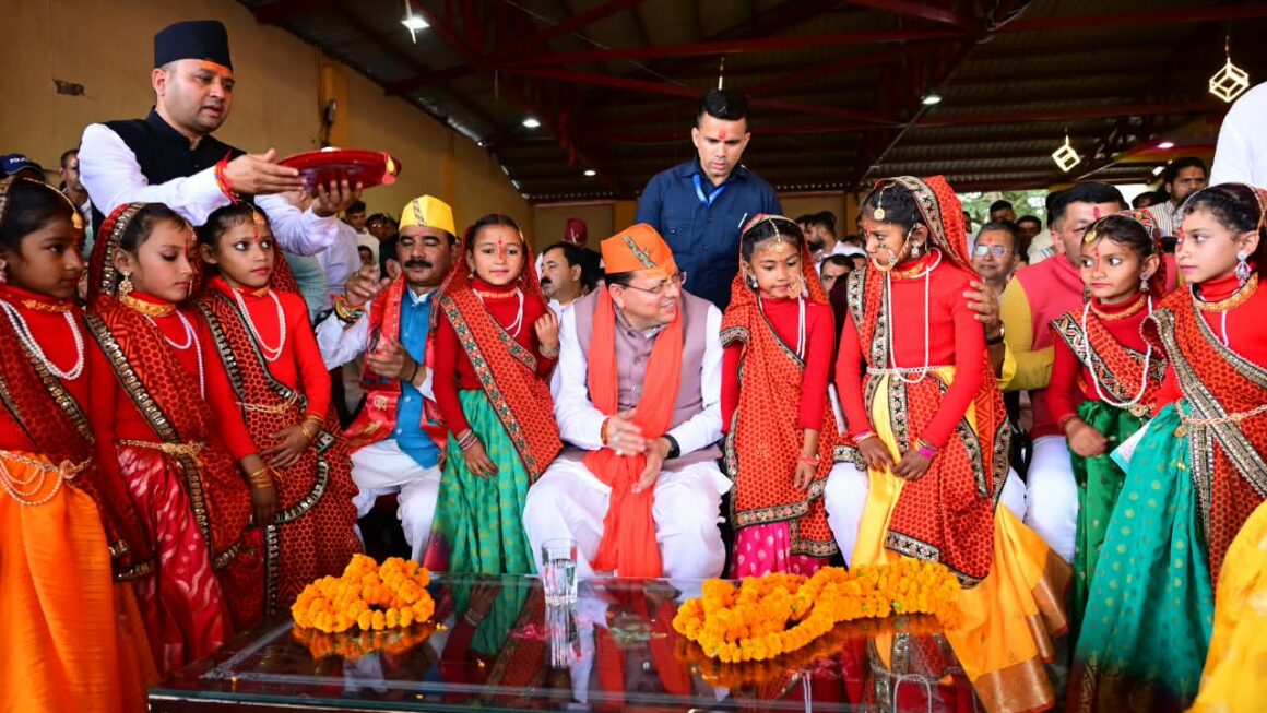देवीधुरा में 8 मिनट तक चली ऐतिहासिक बग्वाल, फलों-फूलों की बरसात के बीच गूंजे मां वाराही के जयकारे