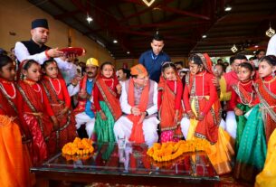 देवीधुरा में 8 मिनट तक चली ऐतिहासिक बग्वाल, फलों-फूलों की बरसात के बीच गूंजे मां वाराही के जयकारे