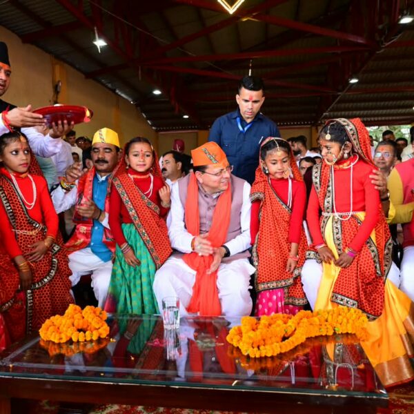 देवीधुरा में 8 मिनट तक चली ऐतिहासिक बग्वाल, फलों-फूलों की बरसात के बीच गूंजे मां वाराही के जयकारे