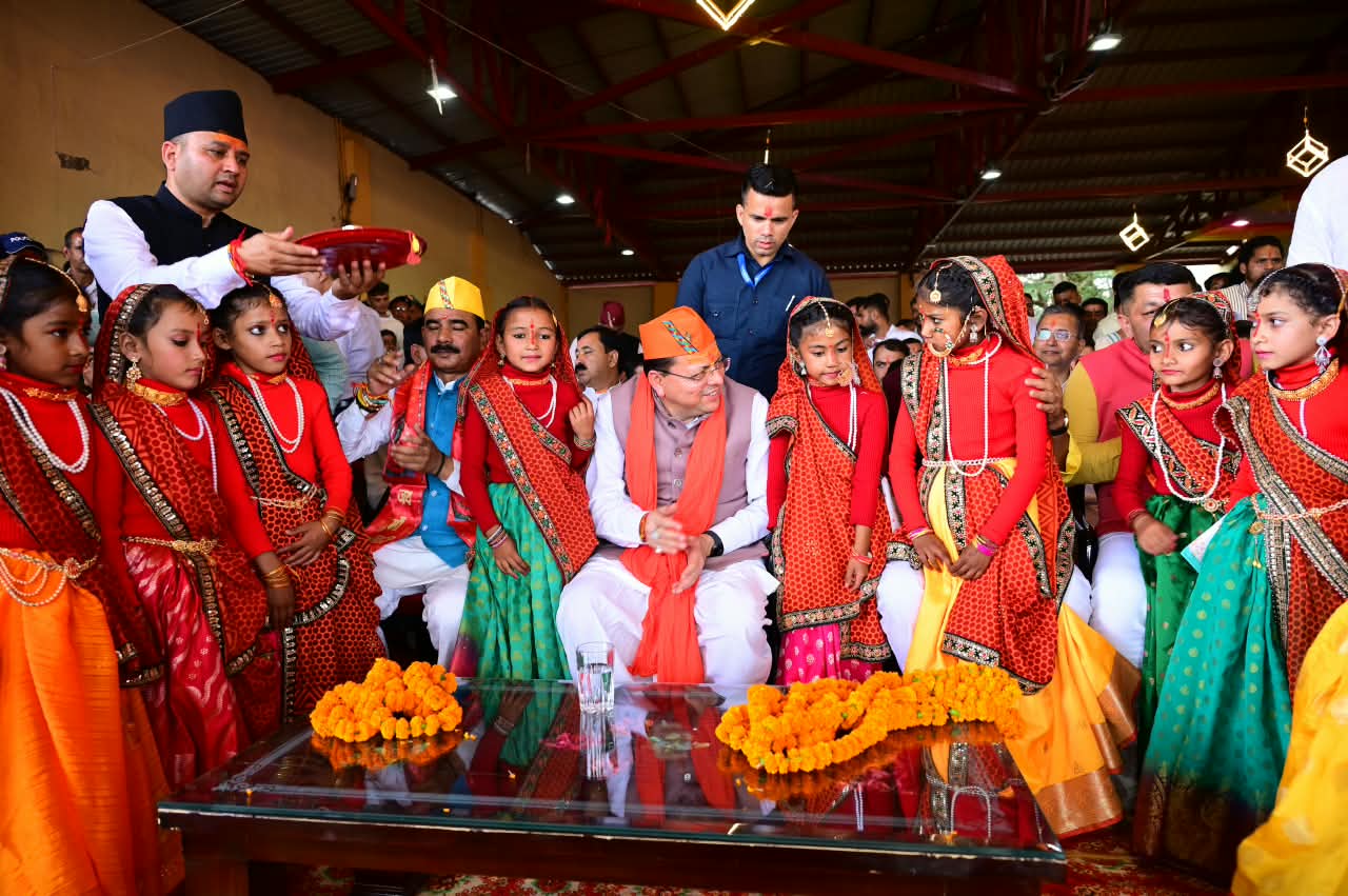 देवीधुरा में 8 मिनट तक चली ऐतिहासिक बग्वाल, फलों-फूलों की बरसात के बीच गूंजे मां वाराही के जयकारे