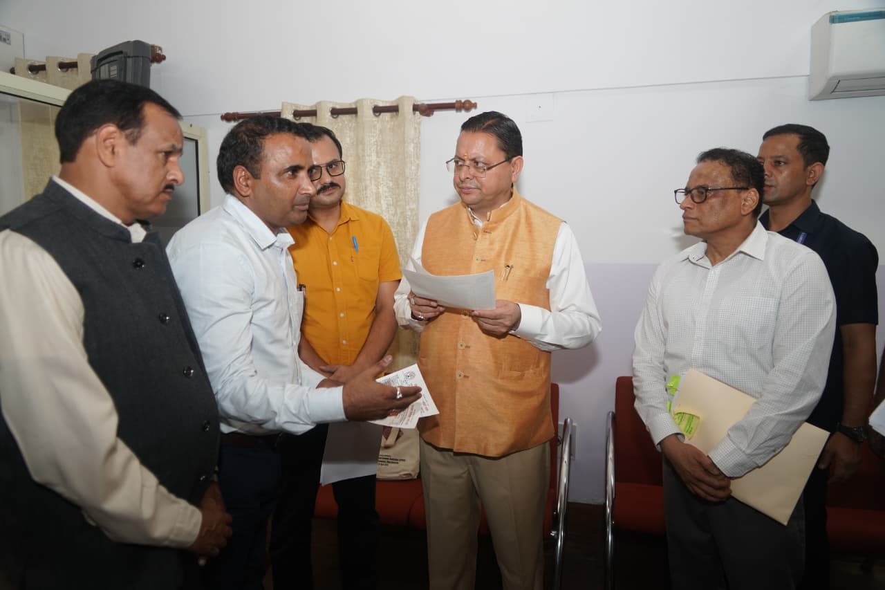 मुख्यमंत्री पुष्कर सिंह धामी से विभिन्न कर्मचारी संगठनों के प्रतिनिधिमंडलों ने की भेंट,